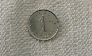 A 403. Csorba blog mellélkelete. 1 centime 1966-ból. Hátlap a névértékkel