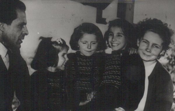 Családi kép feleségemmel, Margittal és a három kislánnyal: Eszterrel, Noémival és Zsófikával 1958-ban