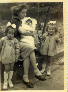 Ancika, három lány, 1955 körül. A 324. Csorba blog melléklete.