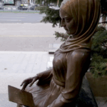 A 348. Csorba blog melléklete. In angello cum libello. Harkov. (Kharkiv) In: https://wikimapia.org/38598655/In-Angello-cum-Libello-Sculpture#/photo/6996244