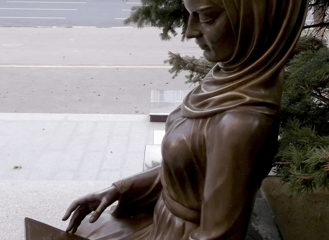 A 348. Csorba blog melléklete. In angello cum libello. Harkov. (Kharkiv) In: https://wikimapia.org/38598655/In-Angello-cum-Libello-Sculpture#/photo/6996244