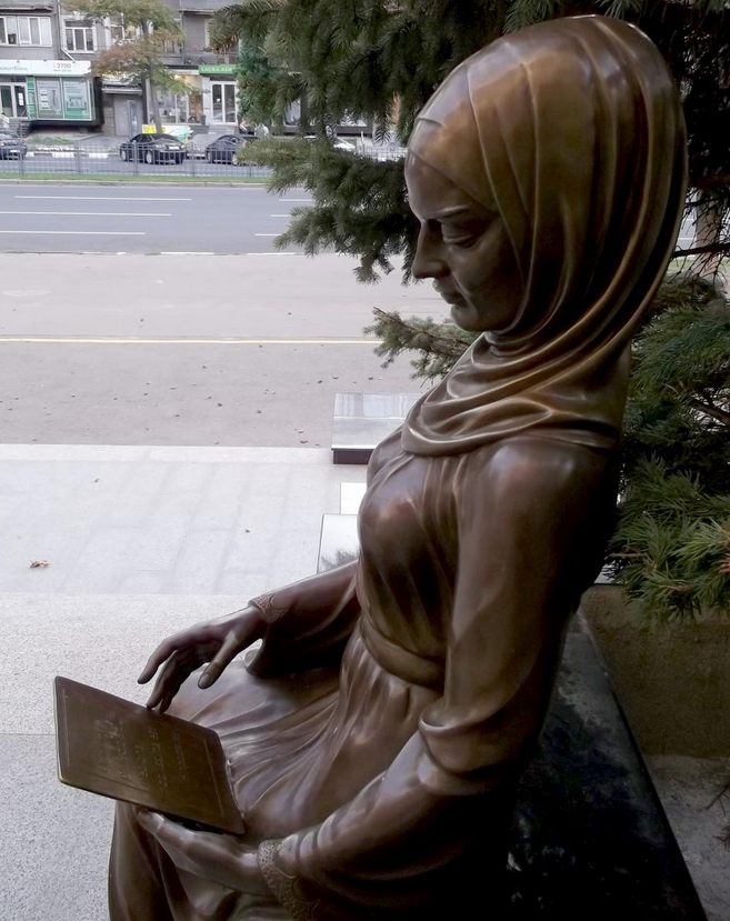 A 348. Csorba blog melléklete. In angello cum libello. Harkov. (Kharkiv) In: https://wikimapia.org/38598655/In-Angello-cum-Libello-Sculpture#/photo/6996244