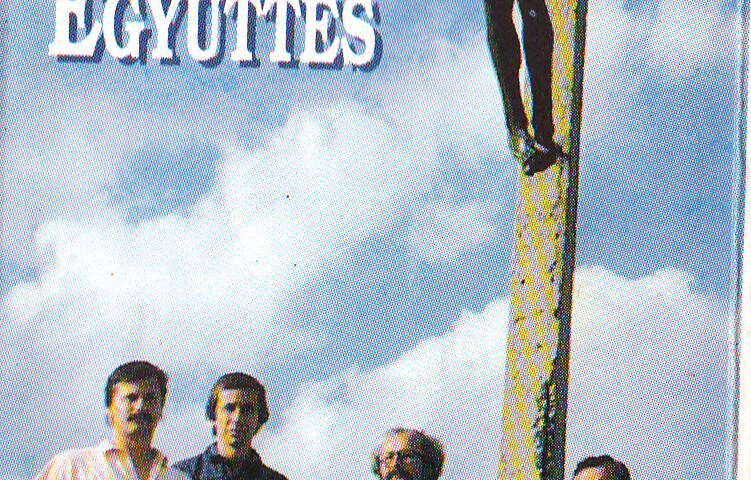 A Pécsi Spirituálé Együttes a Havas Boldogasszony-Templom fölött lévő keresztnél. A 349. Csorba blog melléklete.