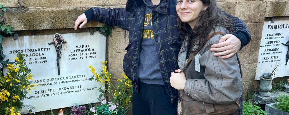 A 385. Csorba blog melléklete. Ungaretti kriptája a római Campo Verano (Cimitero Monumentale del Verano) temetőben. A képen unokáim Claudio és Giulia. A 385. Csorba blog melléklete. Ungaretti kriptája a római Campo Verano (Cimitero Monumentale del Verano) temetőben. A képen unokáim Claudio és Giulia.