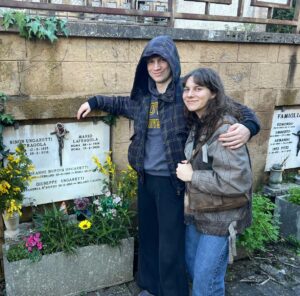 A 385. Csorba blog melléklete. Ungaretti kriptája a római Campo Verano (Cimitero Monumentale del Verano) temetőben. A képen unokáim Claudio és Giulia. A 385. Csorba blog melléklete. Ungaretti kriptája a római Campo Verano (Cimitero Monumentale del Verano) temetőben. A képen unokáim Claudio és Giulia.