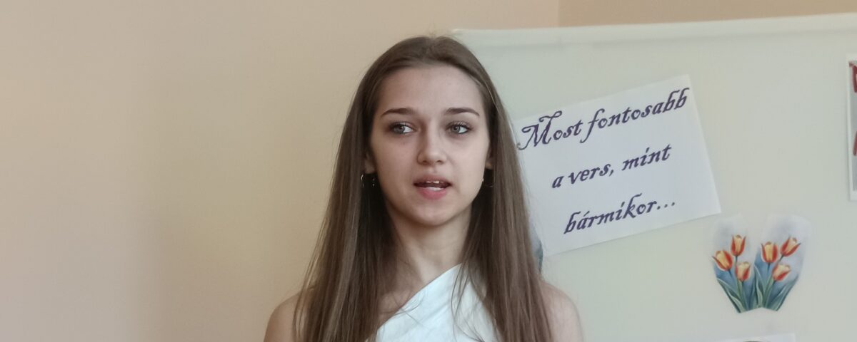 A 398. Csorba blog melléklete. A 10. Csorba győző versmondó verseny egyik előadója